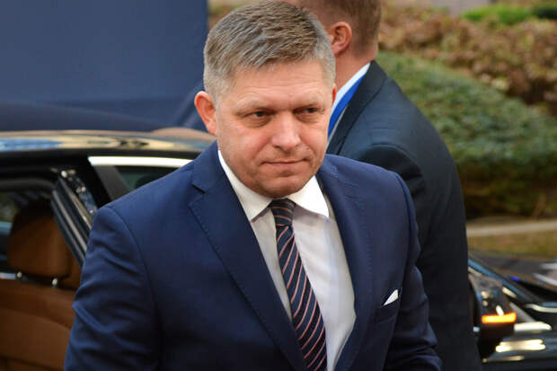 Полет премьера Словакии Фицо в Москву 9 мая займет до восьми часов