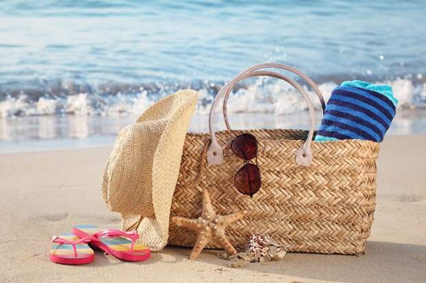 Шляпа, пляжная сумка и очки - минимальный набор аксессуаров для отдыха. / Фото: thestripescompany.com