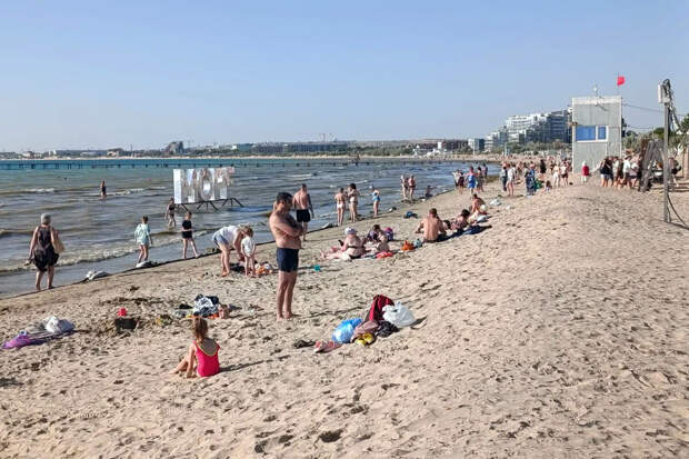 Роспотребнадзор разрешил купаться на трех пляжах Анапы