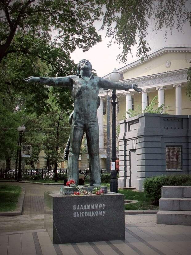 72 Памятник Владимиру Высоцкому у Петровских ворот в Москве