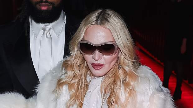 67-летняя Мадонна в откровенном наряде вышла в свет с 29-летним возлюбленным