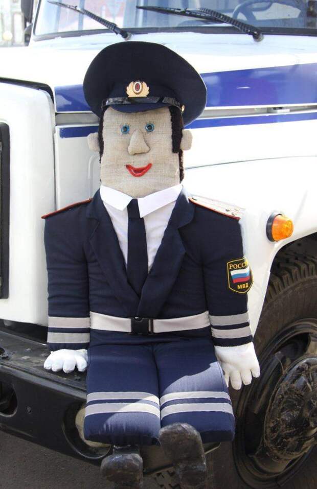 Картонный полицейский. Картонный гаишник. Картонный полицейский. Машины из бумаги полиция. Машина из коробок.