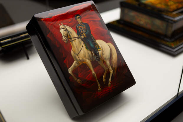 Наталья Леонова, шкатулка «Маршал Жуков», 1995 год