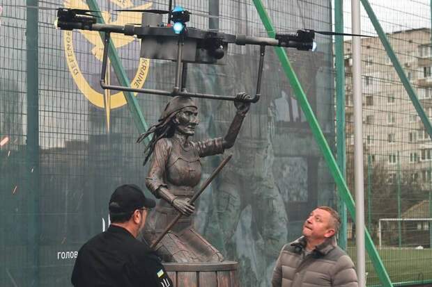 В Киеве открыли смешной памятник дрону «Баба Яга», появилось его фото