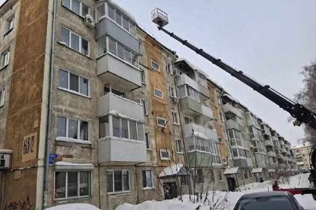 В российском городе крыша жилой пятиэтажки просела из-за снега