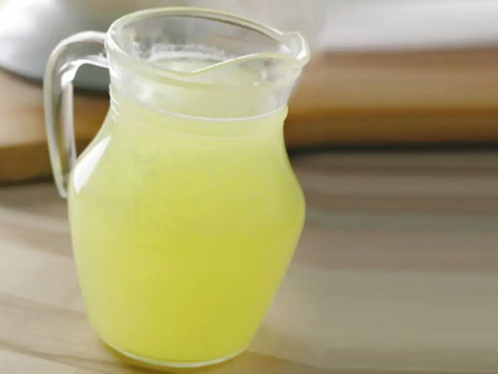 Молоко домашнее. Коровья сыворотка. Сыворотка молочная кунгурская. Сыворотка молочная. Напиток из сыворотки.