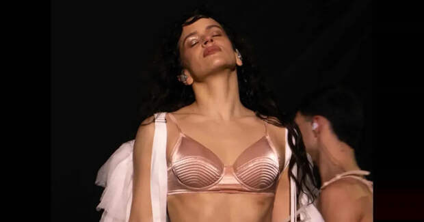 Испанская певица Розалия выступила в одежде российского бренда