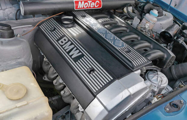 В качестве силовой установки в автомобиле применен двигатель от BMW 5 Series. | Фото: 2drive.ru 