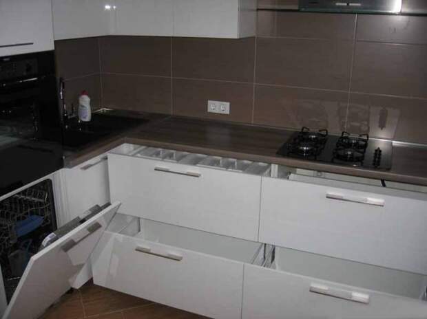 Дизайн угловой белой кухни 9 кв.м (10 фото)