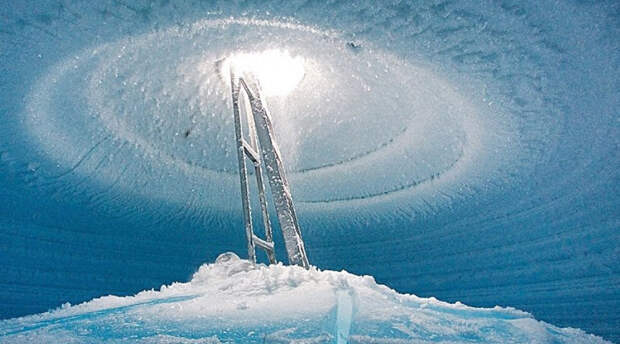 Озеро под ледником Исследователи пробурили отверстие глубиной в 700 метров на леднике Росса, под которым обнаружилось подземное озеро. Поразительно, но толстый слой льда, где никогда не бывало света, скрывал настоящий заповедник: небольшие рыбки, медузы и анемоны.