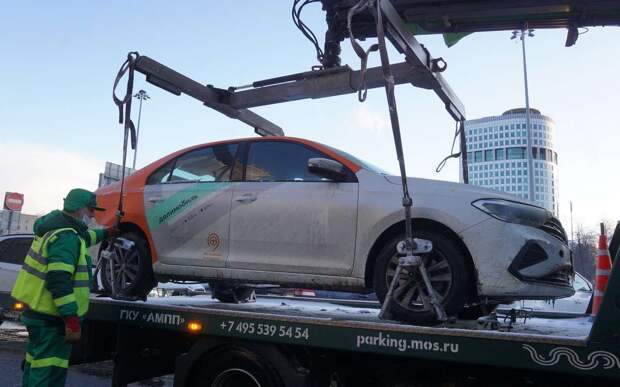 Каршеринг превратился в проблему для парковок у домов: что с этим делать