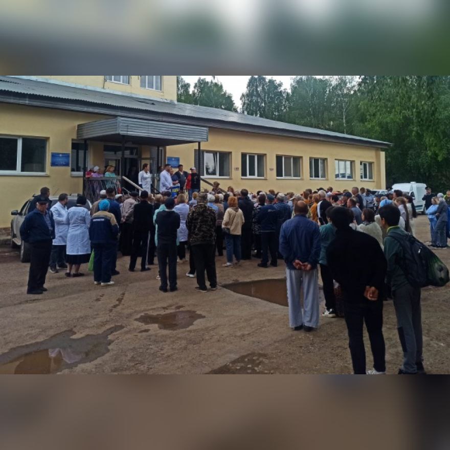 В селе Кандры прошел сход граждан против закрытия паллиативного отделения Кандринской амбулатории Туймазинской ЦРБ. В региональном Минздраве заявили, что в село отправилась замминистра Елена Галимуллина. Окончательное решение о закрытии отделения будет принято по итогам поездки. С инициативой закрытия выступил главврач районной больницы Ильдар Гареев из-за плохой заполняемости и нерентабельности отделения. Вместо этого обещают расширить хирургическое, с дневным стационаром. А паллиативную помощь сельчанам будут оказывать в другом населенном пункте, который находится в 28 километрах от Кандров.