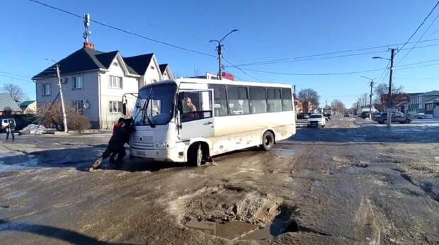 Маршрутный автобус застрял на дороге в центре Касимова