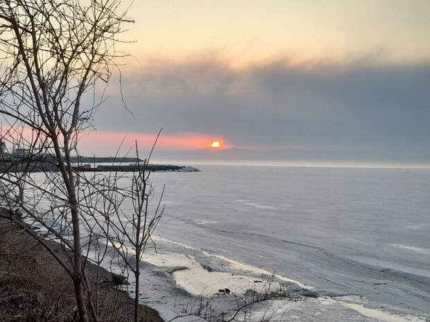 Сильный ветер южного направления во Владивостоке сохраняется