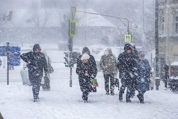 Владивосток накрыла снежная буря с ураганным ветром до 30 м/с