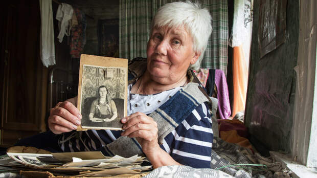 Как пенсионерка Люська живет совсем одна в псковской деревне