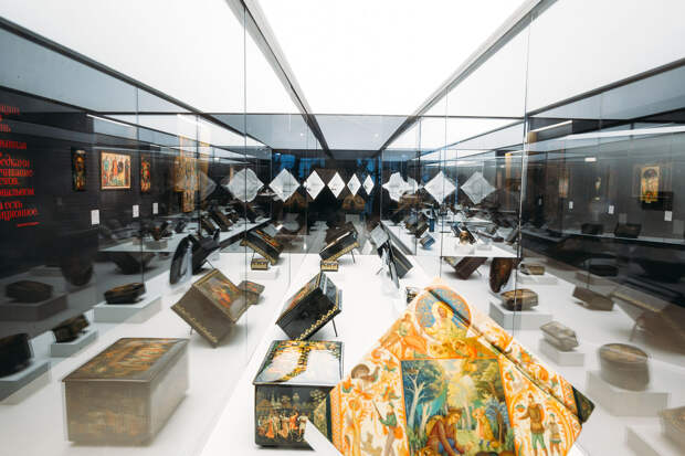 Экспозиция выставки «Лаки. Большая история в миниатюре: Федоскино, Палех, Мстёра и Холуй»