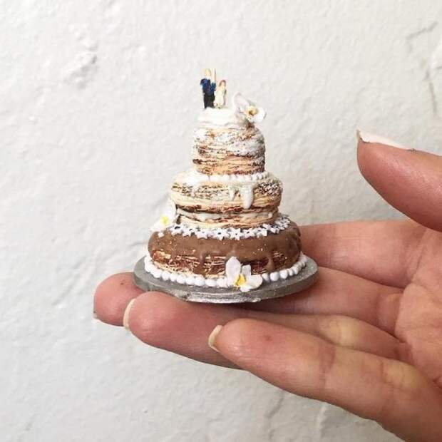 Художница создаёт крошечные торты, которые помещаются на ладони