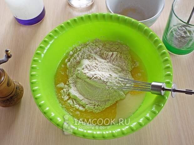 Всыпать муку