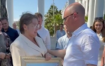 Сергею Кириенко в Сухуме подарили картину, на которой изображена школа, в которой он учился