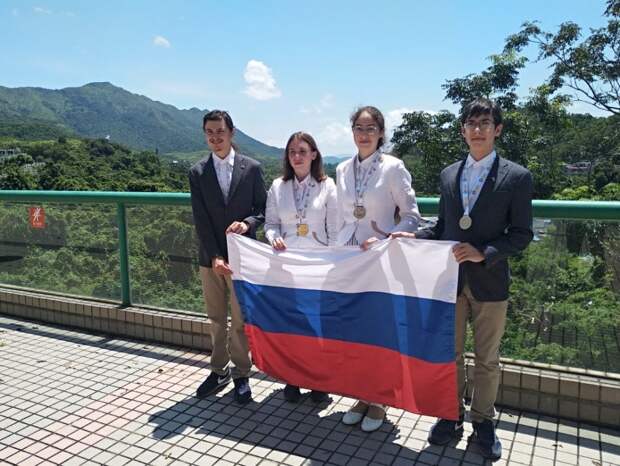 Лада Антонова (слева) с олимпийцами из России