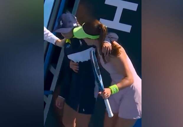Подающая мячи девочка упала в обморок во время матча Australian Open