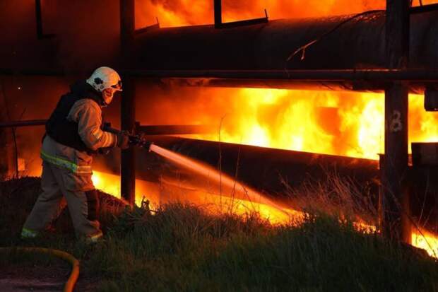 Появились кадры грандиозного пожара в Одессе после налета "Гераней"