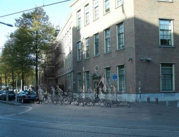 Сцены Второй мировой, наложенные на изображения современных улиц
