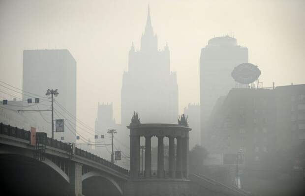 10 призрачных фото смога в Москве в 2010