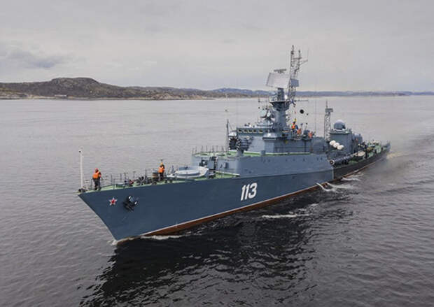 Малый противолодочный корабль «Юнга» поразил береговые цели на полуострове Рыбачий