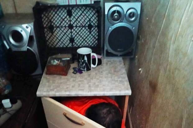 Находившийся в розыске мужчина пытался спрятаться в тумбочке