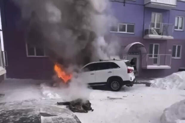 Mash Siberia: житель Новосибирска сжег свою машину при попытке отогреть ее