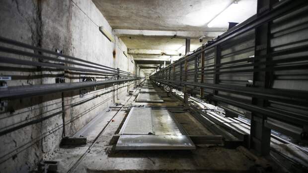 Рабочий погиб при падении в шахту лифта с высоты третьего этажа на севере Москвы