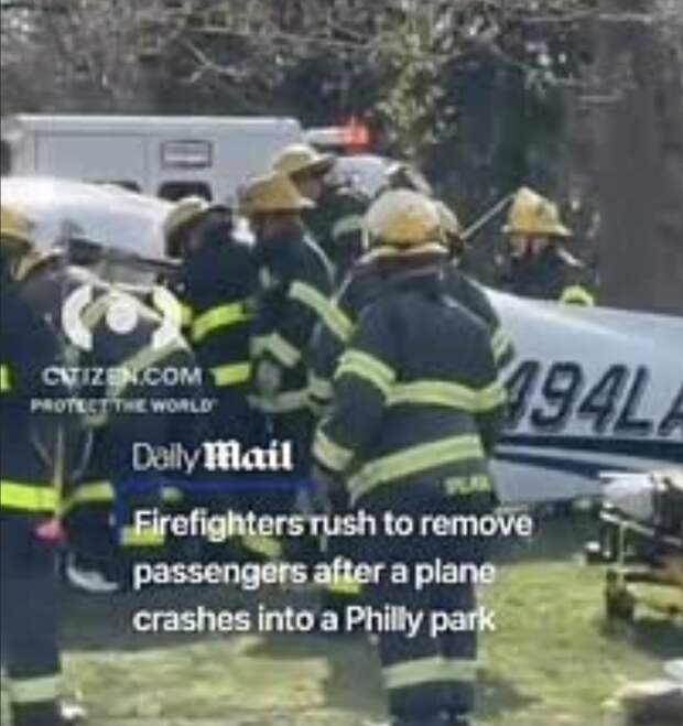 Самолет потерял управление, врезался в дерево и попал на видео