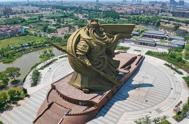 Памятник полководцу по имени Гуань Юй, жившему в эпоху Троецарствия, около 1800 лет назад, и почитаемому как бог войны. Высота 58 м. Тайвань, Китай в мире, высота, красота, люди, памятник, подборка, статуя, факты