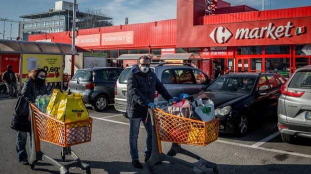 люди с тележками продуктов у миланского супермаркета