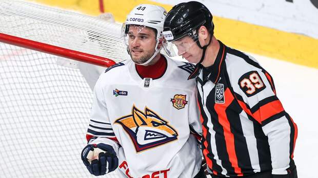 Видео: хоккеисты «Металлурга» забили нелепый автогол в матче против «Лады»