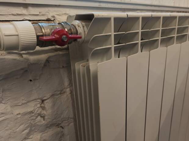 Прорыв кипятка во дворе дома на Юрия Гагарина добавил петербуржцам проблем