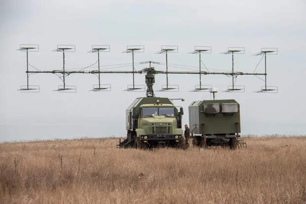 Появились кадры удара БПЛА «Ланцет» по РЛС П-18 «Малахит» ВСУ в Харьковской области