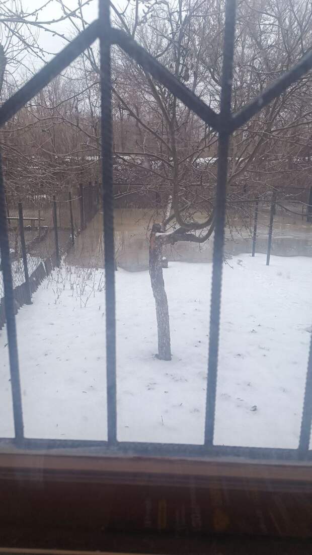 На фоне глобальных проблем в водой в городе , в районе 6 больницы профосмотров