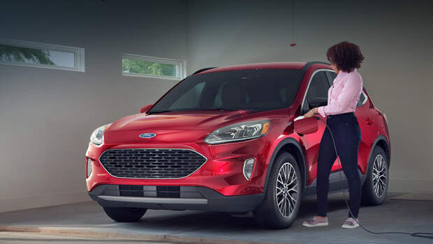 Ford escape. Подзаряжаемый Ford Escape можно наполнять энергией как от 110-вольтовой розетки, так и от 240-вольтовой. В первом случае процесс полной зарядки займёт 10–11 часов, во втором случае — 3,5 часа.
