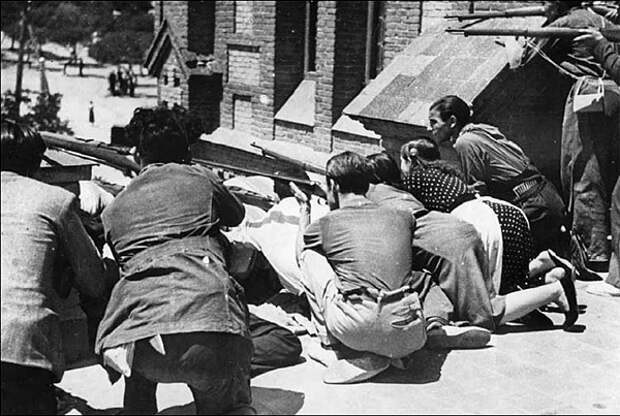 Бой фалангистов и народной милиции в Мадриде, 1936 год. Источник: wikimedia.org