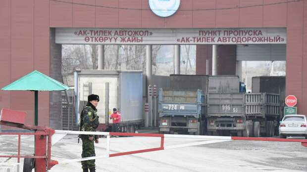 Пункт пропуска Ак-Тилек автодорожный на границе Киргизии с Казахстаном Пункт пропуска Ак-Тилек автодорожный на границе Киргизии с Казахстаном - РИА Новости, 1920, 11.01.2022