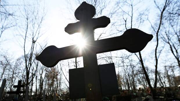 «Осквернили троих»: питерская блогерша занялась любовью на семейной могиле