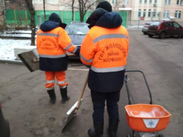 Работники ГБУ «Жилищник района Марфино» в новой форме. Фото: Андрей Чвырь