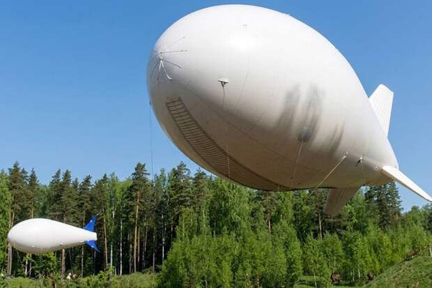 Попасть в него ракетой - удача на уровне чуда: как устроена работа дирижаблей и военных аэростатов.