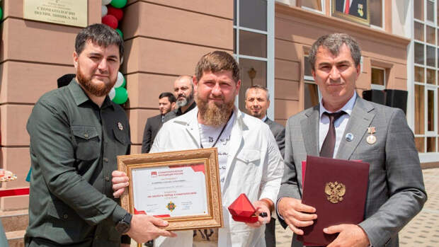 Глава Чечни Кадыров получил орден "За заслуги перед стоматологией"