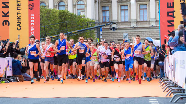Депутаты и сотрудники ЗакСа тоже бегут: в Петербурге стартовал массовый марафон