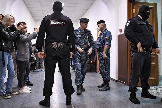 14.06.24==Бывших следователей отправили под суд за крупнейшую взятку в истории России. Кто заплатил им миллиарды рублей?