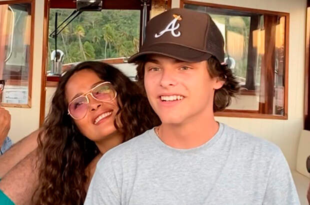 Сальма Хайек отдыхает с детьми Франсуа-Анри Пино на море